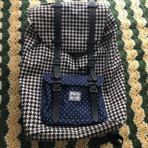 Herschel houndstooth little America pack
